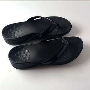 Vionic High Tide Size 9 black wedge sandals